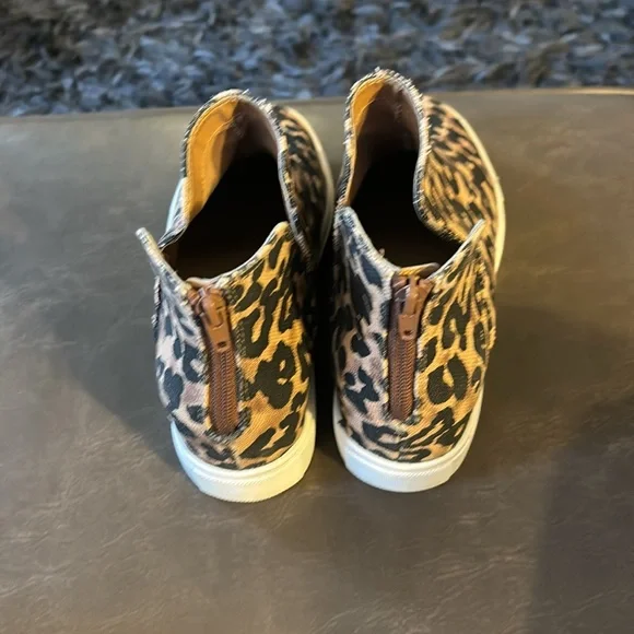 Steve Madden leopard high top fashion sneakers - Picture 2 of 4